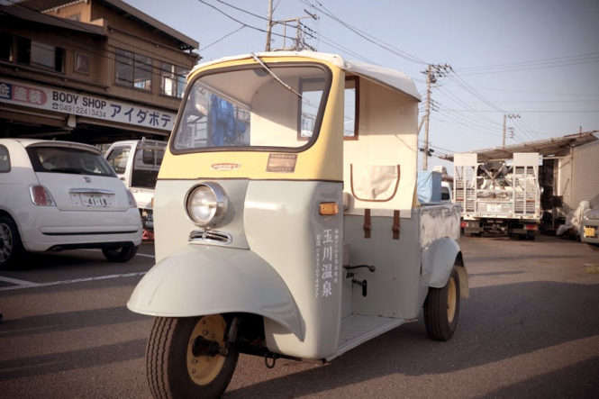 昭和の三輪車ミゼットが玉川温泉の湯を各家庭にお届け！ハイタツミゼット