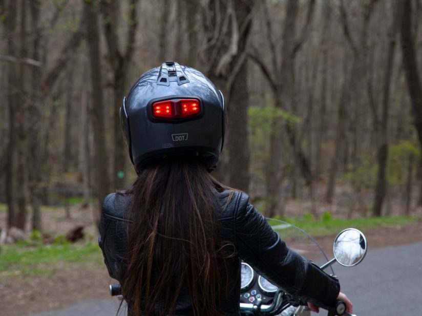 ヘルメットにブレーキランプを装着 デザイン的にアリ寄りのナシ バイクを楽しむショートニュースメディアplay For Ride プレイフォーライド