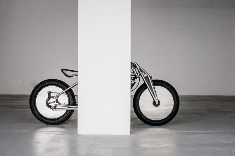 ドイツ伝説の美術学校100周年記念作品はバイク!? モチーフはかの有名な「パイプチェア」