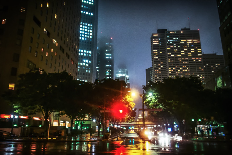【梅雨】濡れたマンホールにご注意を!雨の日ライディングで気を付けたいこと