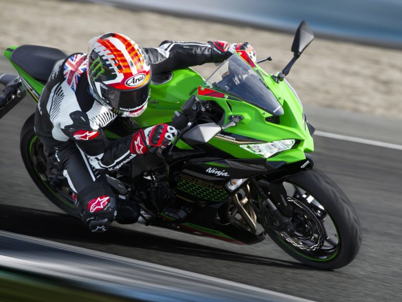 F1サウンドでサーキットを駆け抜けろ カワサキ Ninja Zx 25r のデモレースが鈴鹿で開催 バイクを楽しむショートニュースメディアplay For Ride プレイフォーライド