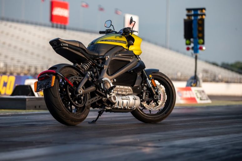 最速の称号がハーレーに！電動バイク「ライブワイヤー」がドラッグレースで世界記録を樹立