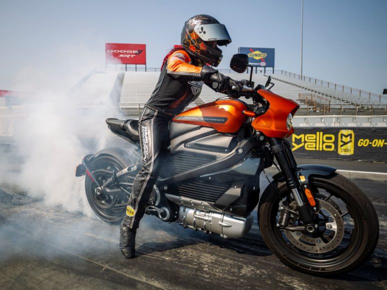最速の称号がハーレーに！電動バイク「ライブワイヤー」がドラッグレースで世界記録を樹立