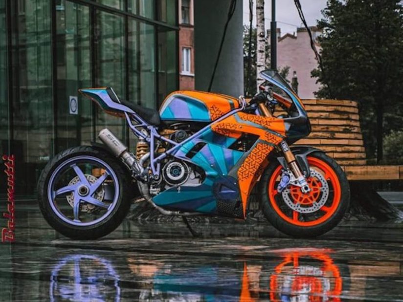 ドゥカティ996の車体に空冷Lツインを搭載した「フランケンシュタイン」がド派手!