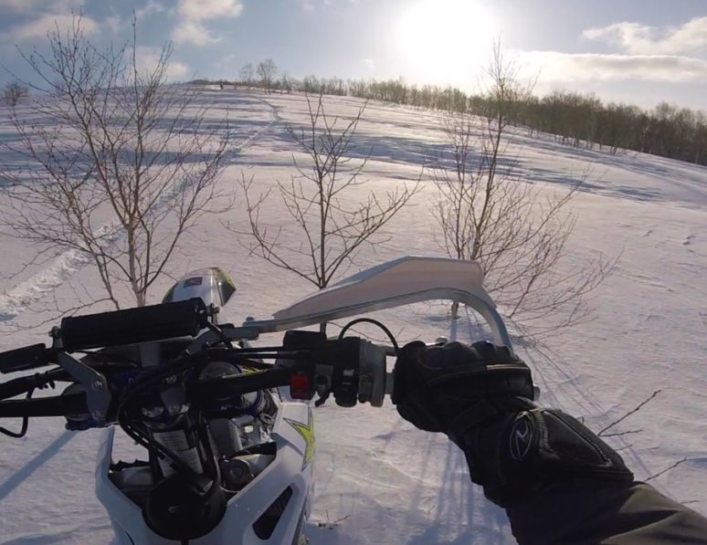 雪が降ってから本番！冬のモータースポーツ「スノーバイク」が楽しすぎる件