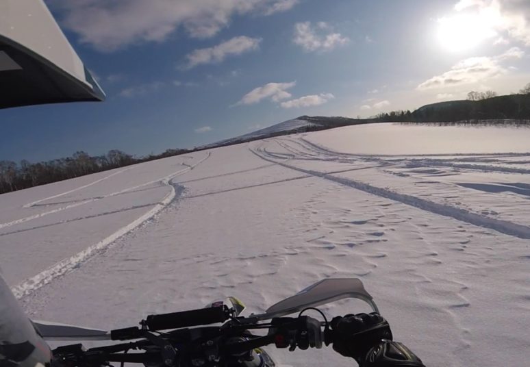雪が降ってから本番！冬のモータースポーツ「スノーバイク」が楽しすぎる件