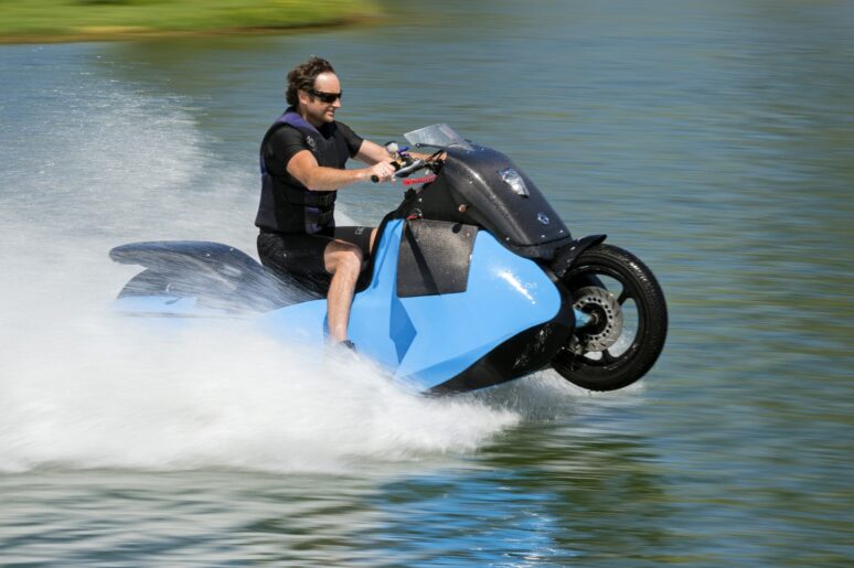 車輪モロ出しで水上を爆走する水陸両用バイク「Gibbs Biski」