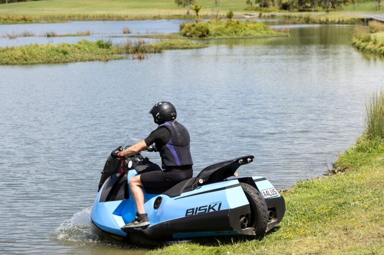 車輪モロ出しで水上を爆走する水陸両用バイク「Gibbs Biski」