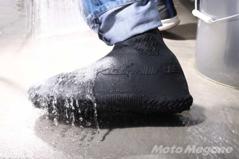 「さらば足ぐちょ」ブーツの上から履いて雨を防ぐコミネのバックジッパーシリコンレインブーツカバーRK-360。バイク通勤にもおすすめ。