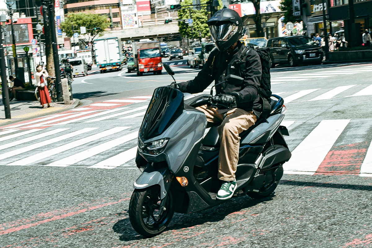 【ヤマハ・NMAX】スニーカーヘッズのショップ巡りにこそヤマハ新型NMAXが最適な件【125ccスクーター】