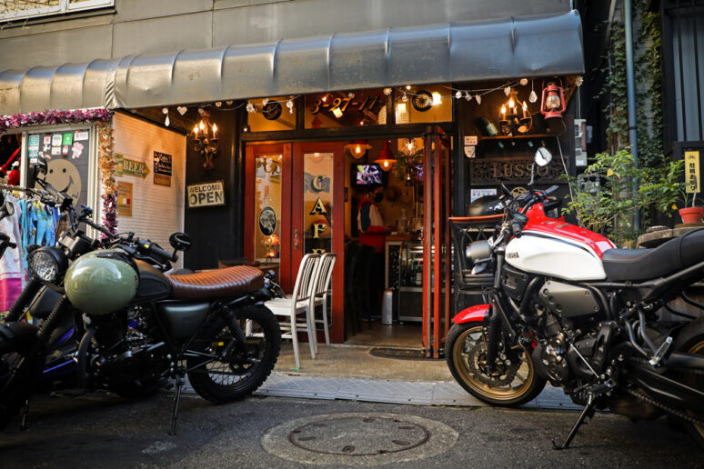 原宿に穴場発見！裏原で店前にバイクが停められるバイカーズカフェがあるぞ！【LUSSO CAFE HARAJUKU】