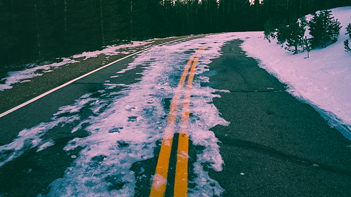【凍結防止剤や融雪剤も滑る原因!?】積雪後の路面でアイスバーン以外にも気をつけるポイントとは？