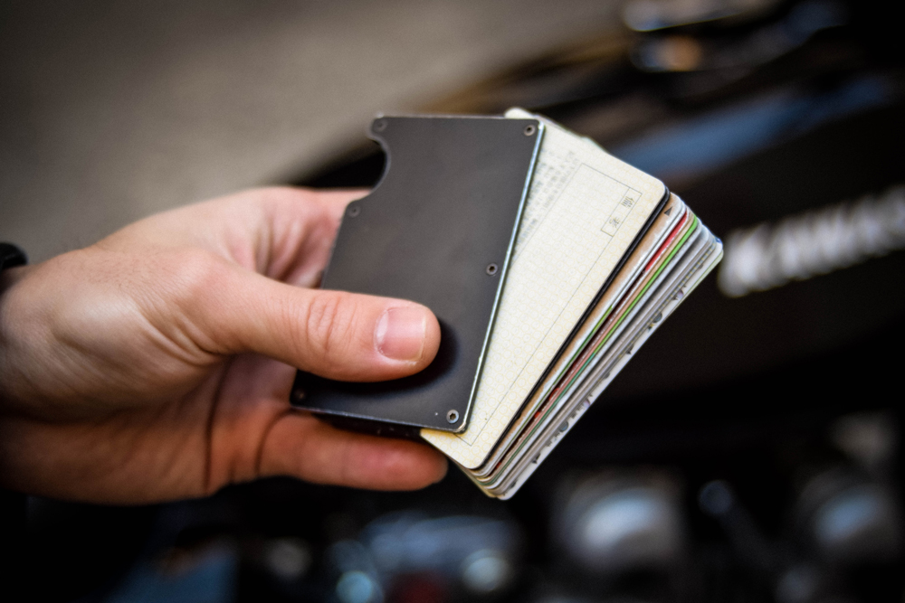 バイカーのお財布かさばる問題はこれで解決！マネークリップやカードケースでキャッシュレス化！
