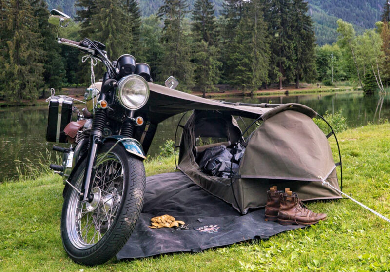 バイクキャンパー必見！バイクを絡めて設営するライダーのためのテント