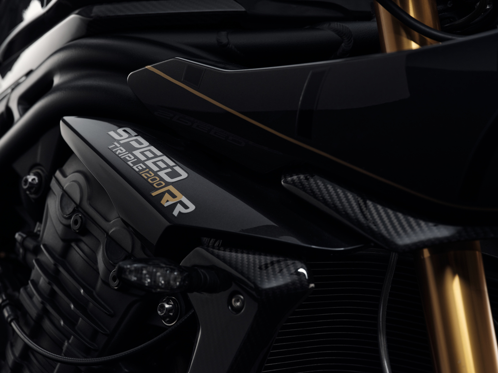 【世界限定60台】ジェームズ・ボンド・エディションのトライアンフ「スピードトリプル 1200RR」は紳士的な黒金カラーが魅力！