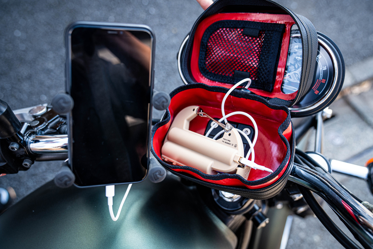 【バイクキャンパーにオススメ】カラビナ型モバイルバッテリー「カラビナバッテリーダブル」がオシャレで超絶便利！