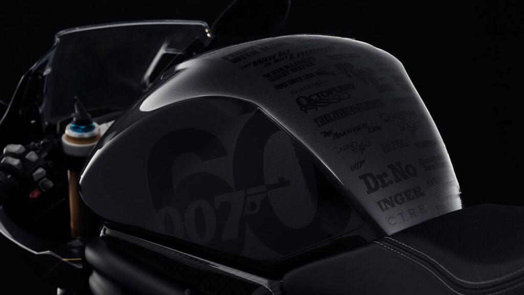 【世界限定60台】ジェームズ・ボンド・エディションのトライアンフ「スピードトリプル 1200RR」は紳士的な黒金カラーが魅力！