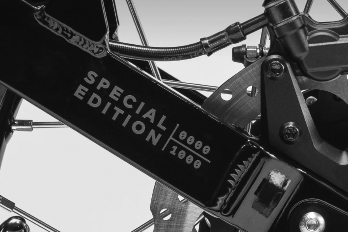 世界中で爆発的人気を集めたUBCOの電動バイク「2×2」にアドベンチャーなスペシャルエディションが登場！
