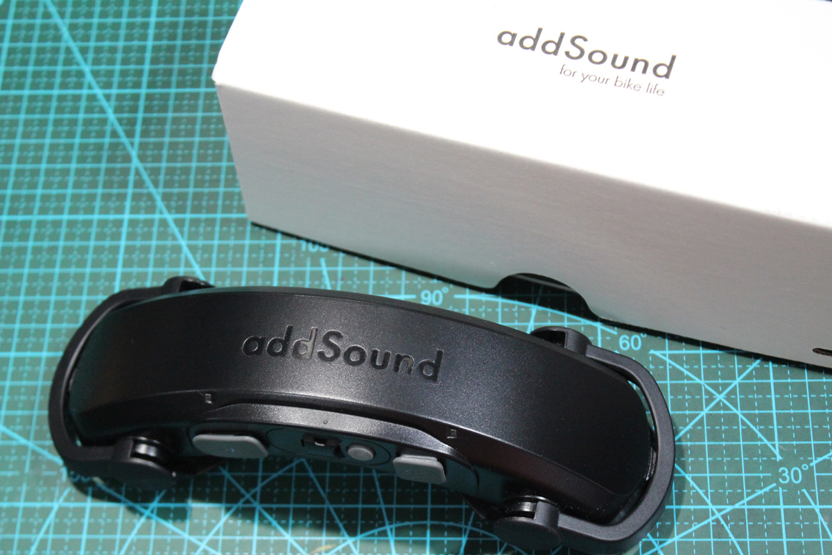 耳の痛みから解放！新感覚のヘルメット振動スピーカー「addSound」はツーリングの必需品【レビュー】