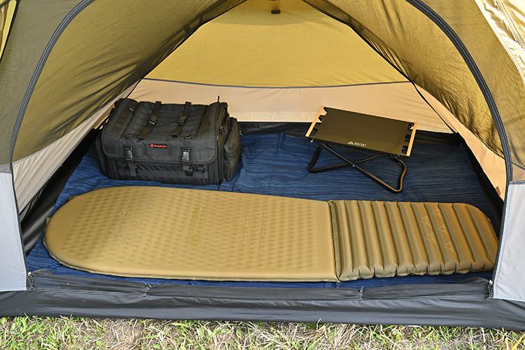 すべてがちょうどいい！10分で設営できる2ルーム構造の贅沢なバイキャン用テント「neGla MAEHIROドーム」