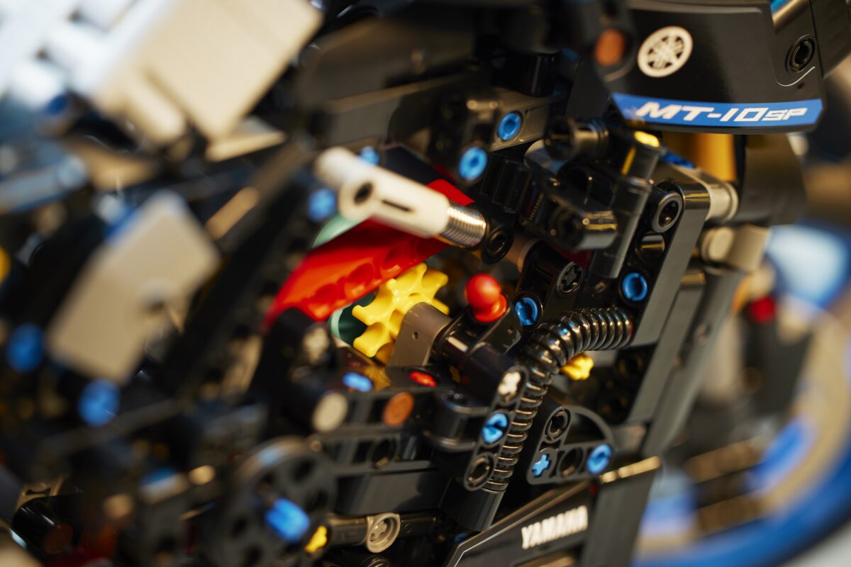 ヤマハのバイクが遂にレゴ®ブロックに初登場！“The king of MT”の名をいただく「MT-10 SP」をレゴで完全再現！