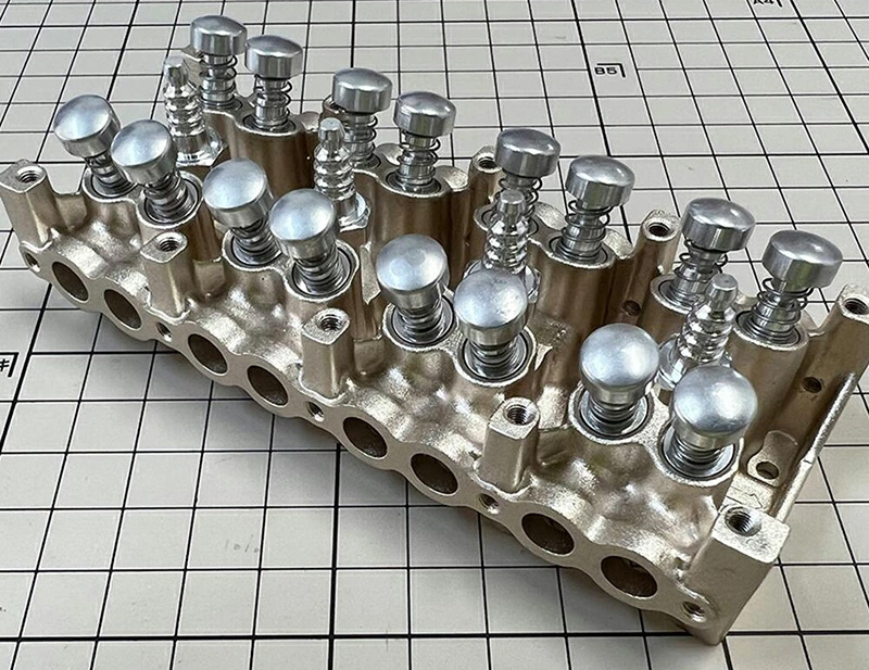 【大人の自由研究】約357点の金属パーツから4気筒のDOHCエンジン模型を作ろう！