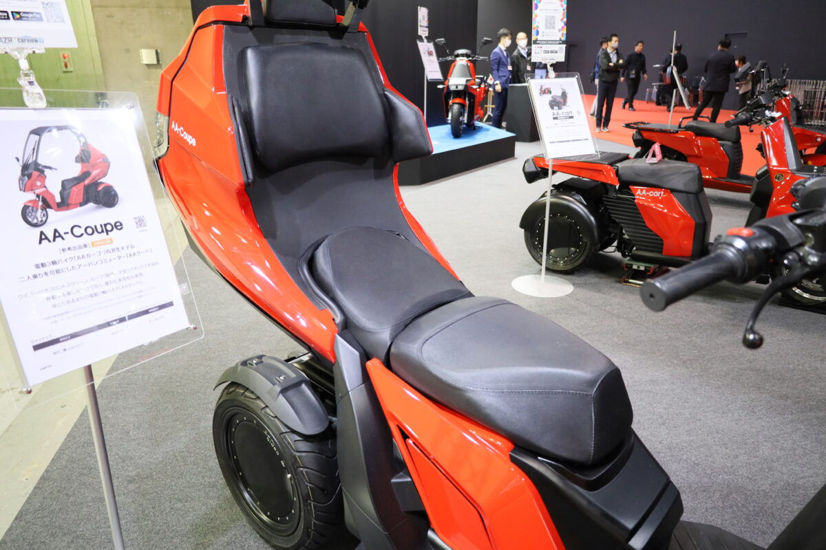 ジャパンモビリティショーで注目のEVモビリティ!aideaの「AAクーペとAAカート」は都市向けの3輪電動スクーター