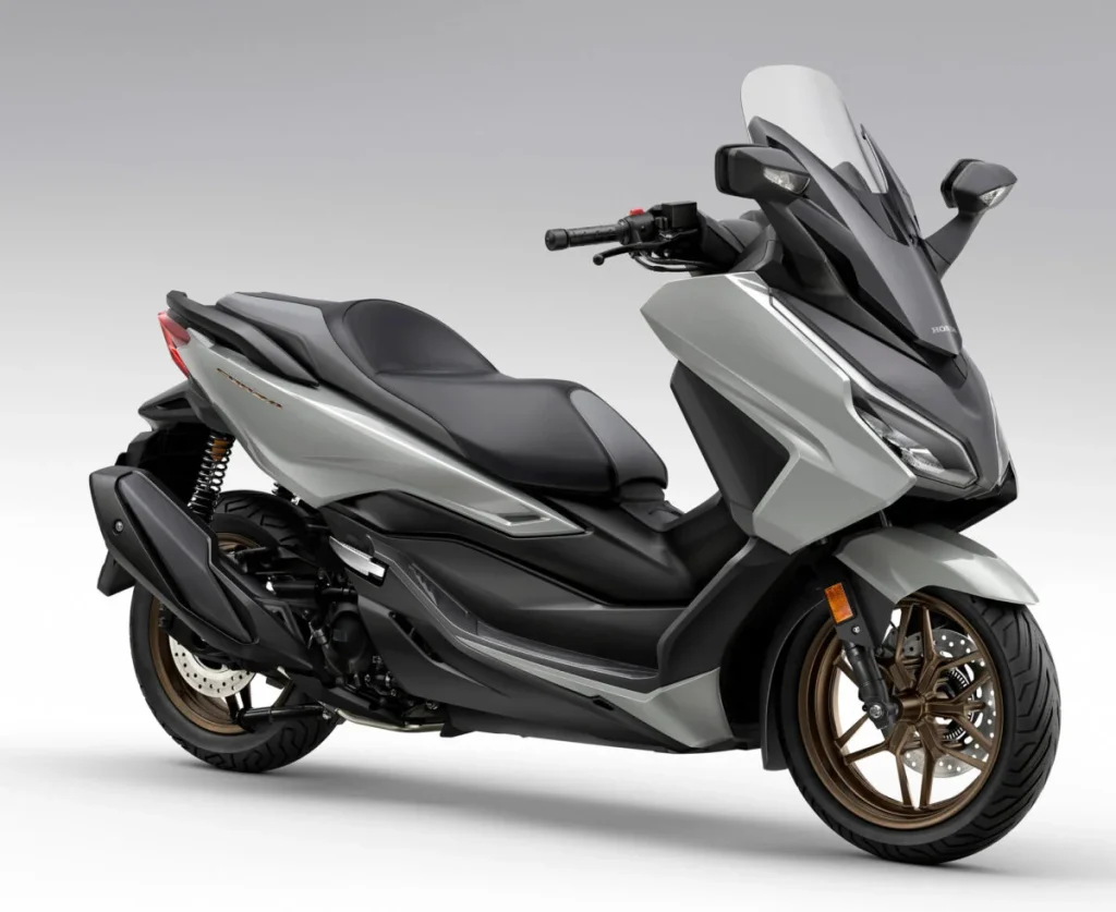 【2024年モデル】ホンダ・フォルツァvsヤマハ・XMAX！国産250ccビッグスクーター比較