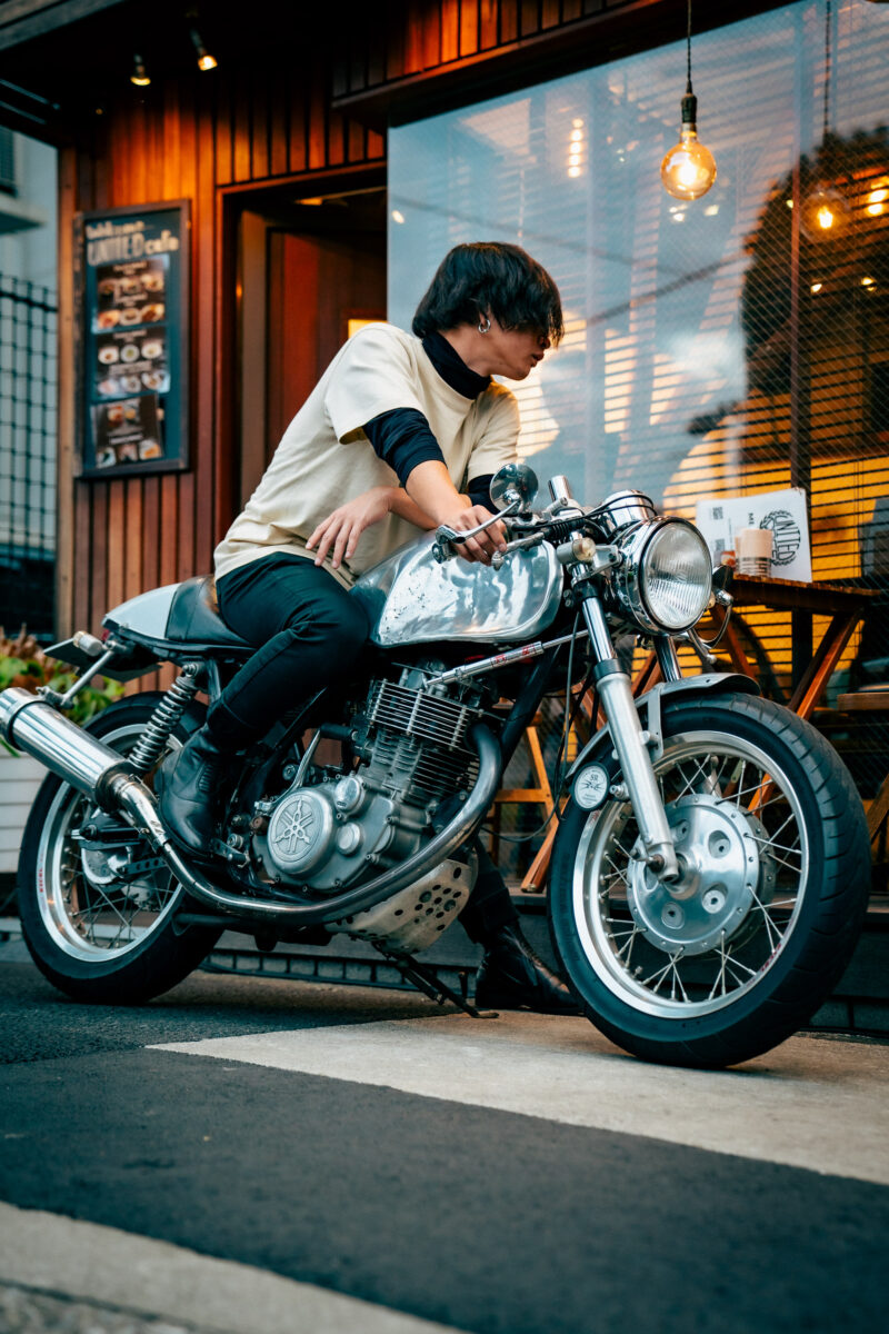 キャンバスはSR400。カリグラフィー / エングレービングで自らの世界観を表現するカフェレーサー乗り