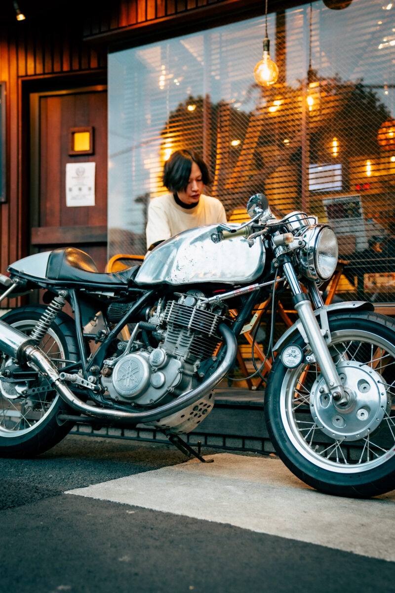 キャンバスはSR400。カリグラフィー / エングレービングで自らの世界観を表現するカフェレーサー乗り