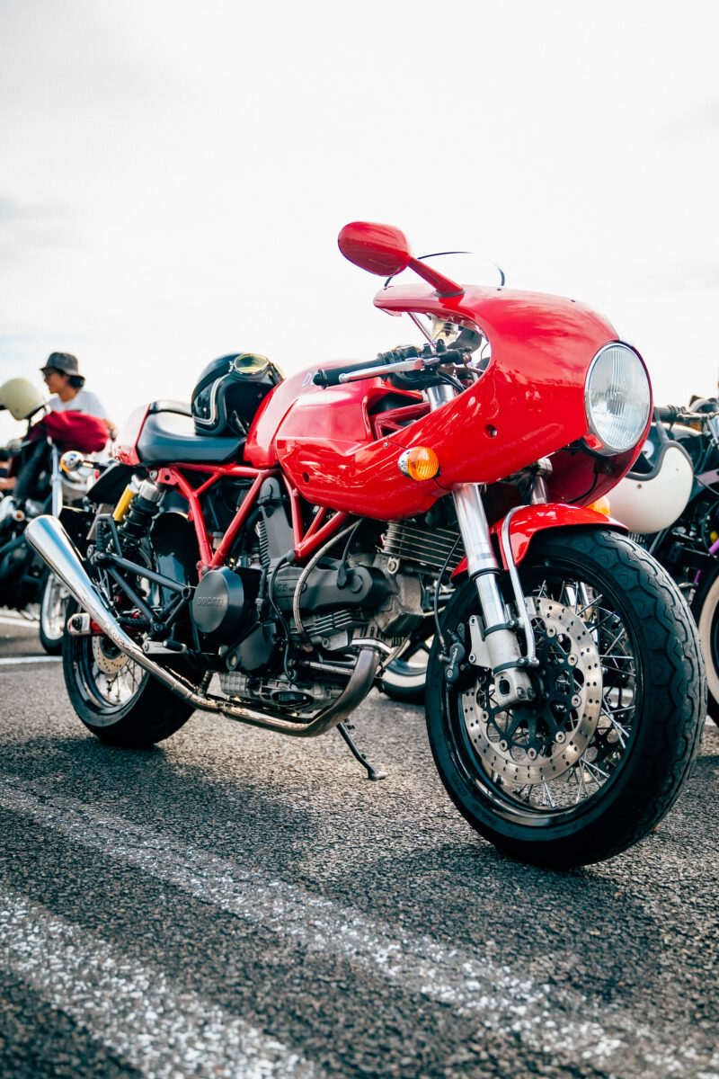 スタイリングと調和するカフェレーサー乗り