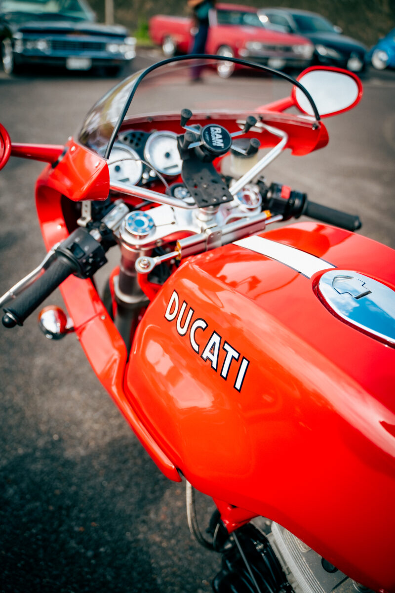 スタイリングと調和するカフェレーサー乗り