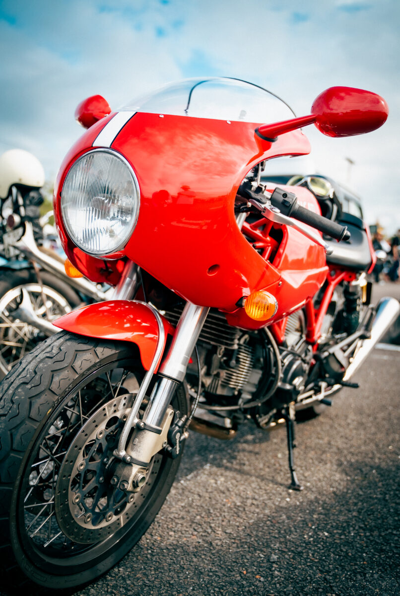 スタイリングと調和するカフェレーサー乗り