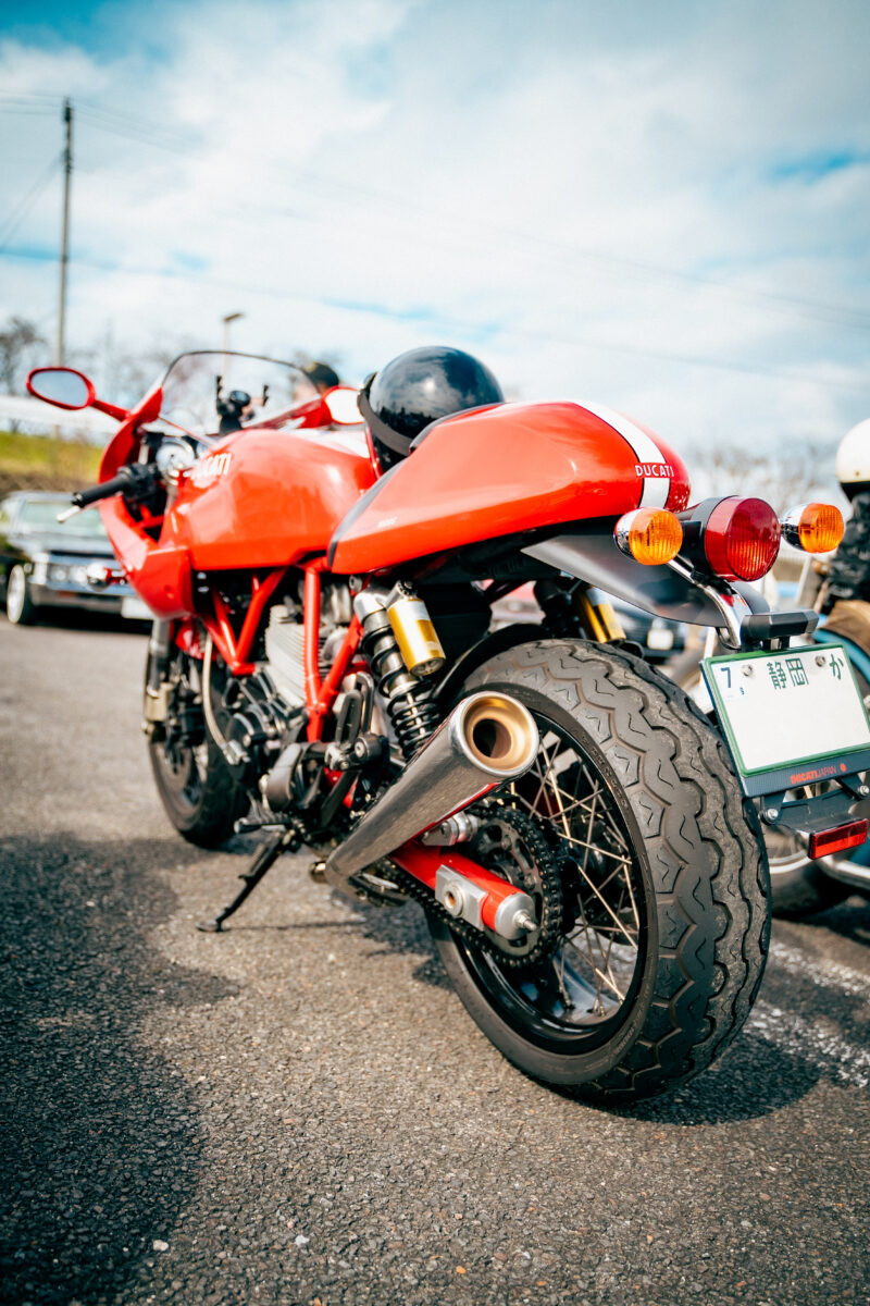 スタイリングと調和するカフェレーサー乗り