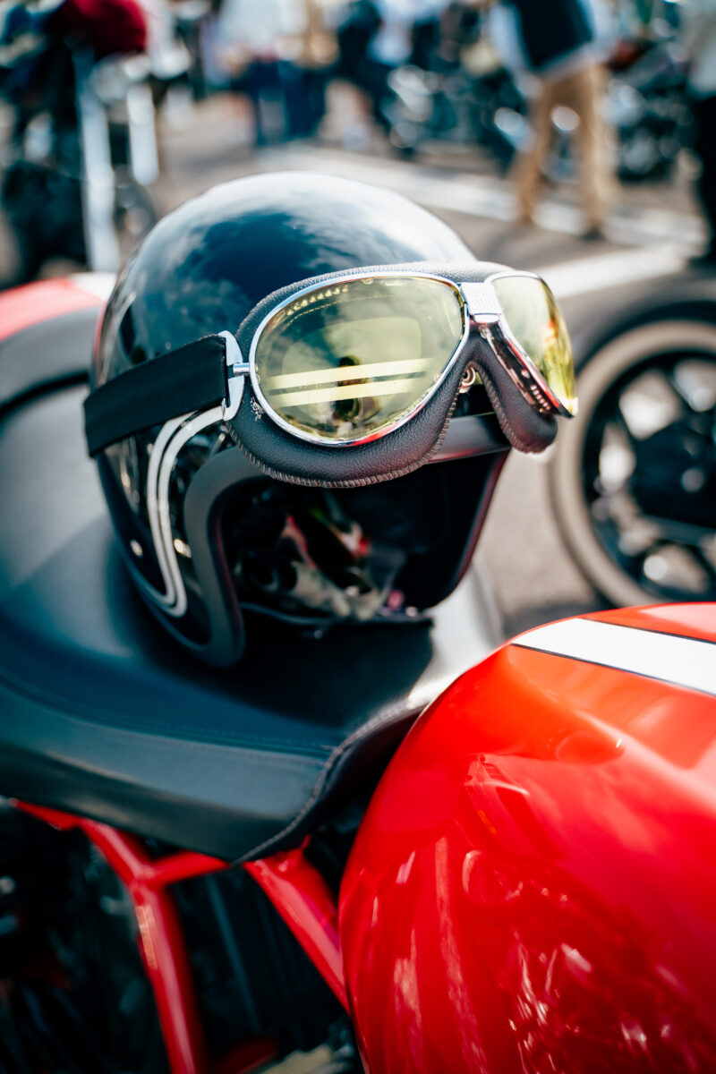 スタイリングと調和するカフェレーサー乗り