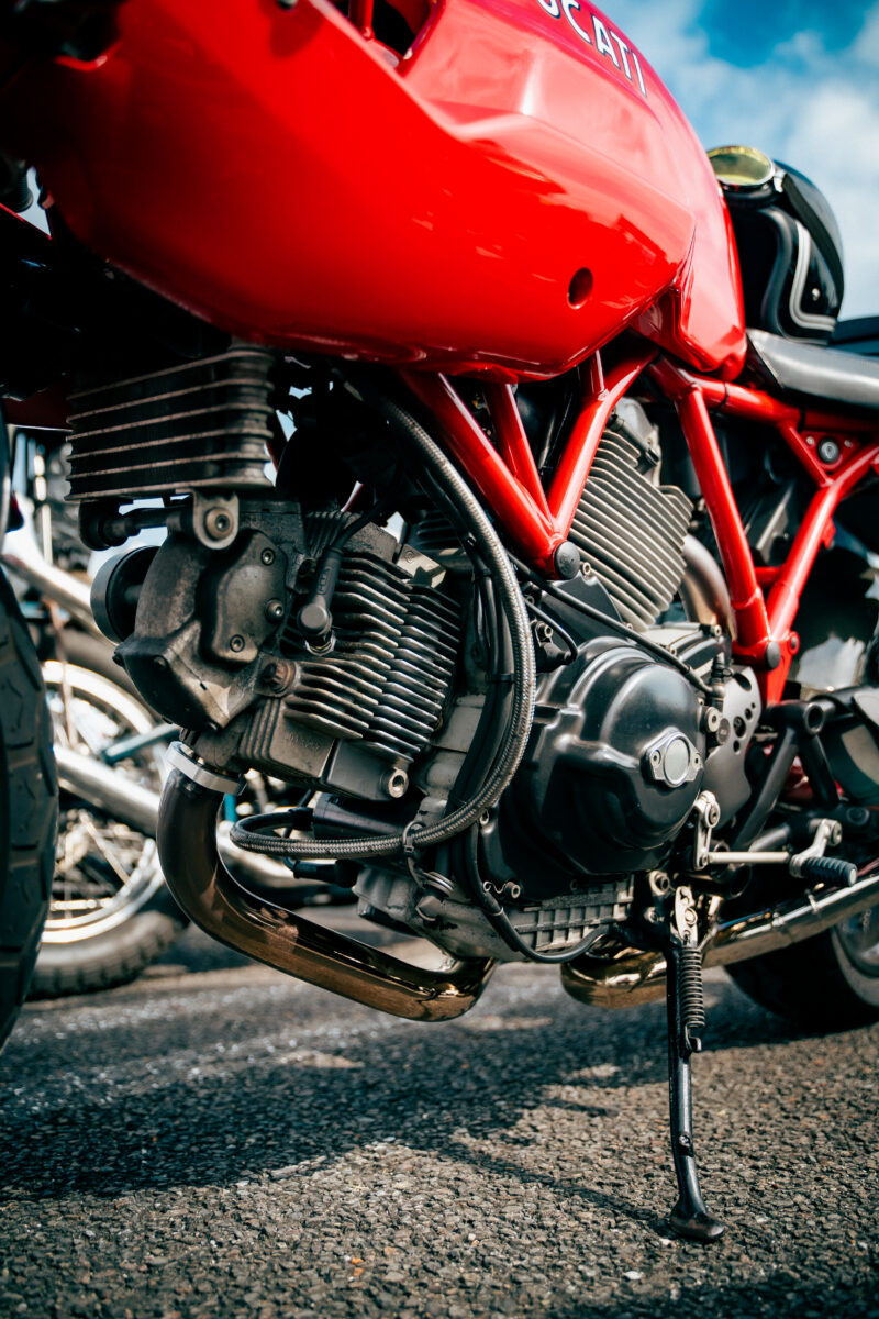 スタイリングと調和するカフェレーサー乗り