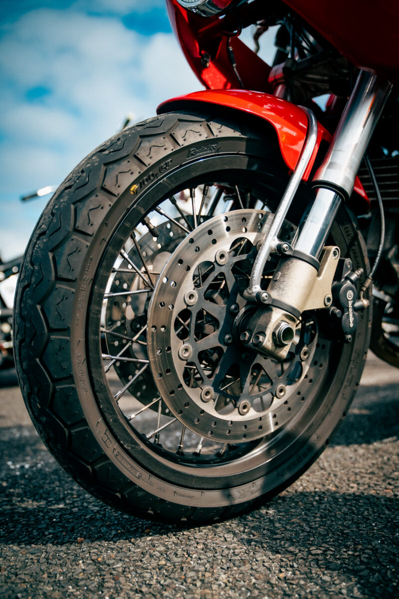 スタイリングと調和するカフェレーサー乗り