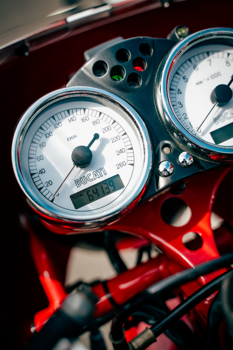 スタイリングと調和するカフェレーサー乗り