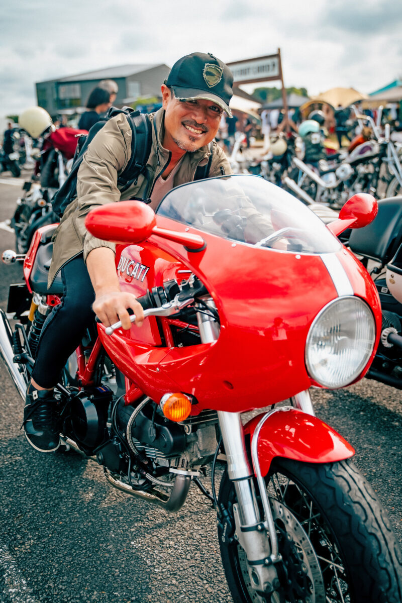スタイリングと調和するカフェレーサー乗り