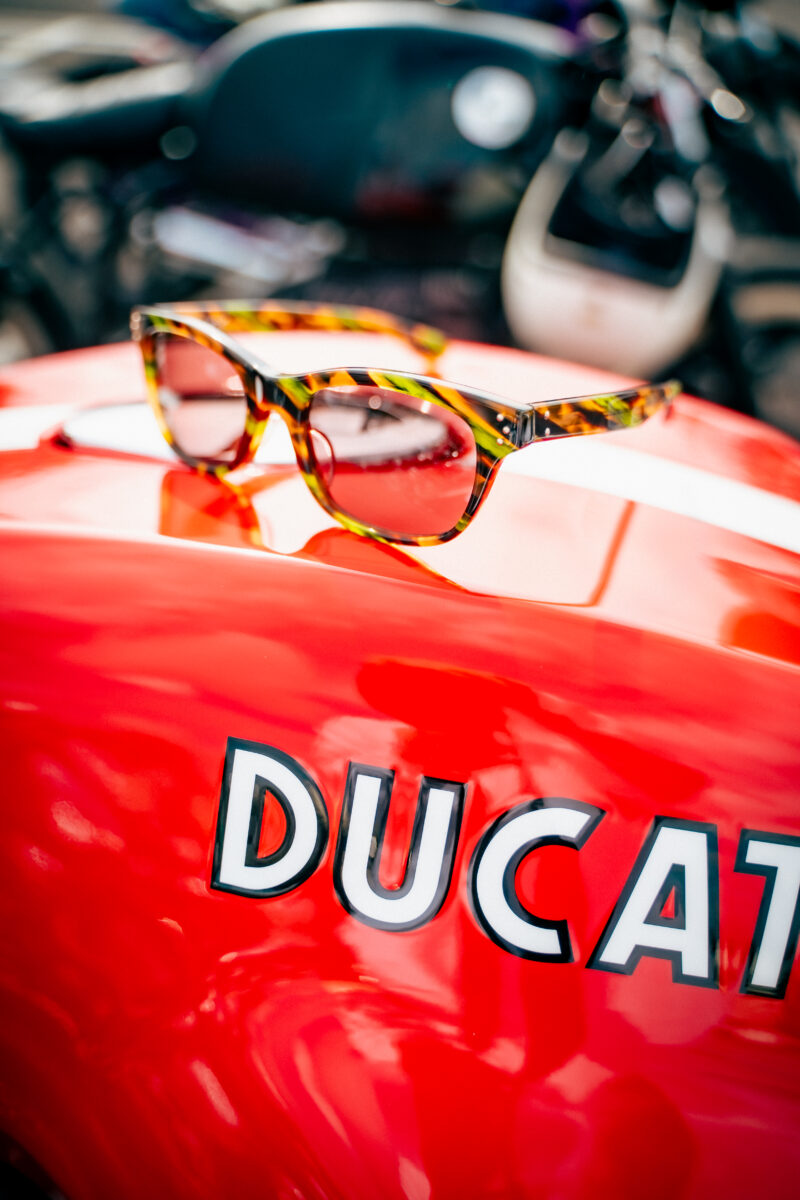 スタイリングと調和するカフェレーサー乗り