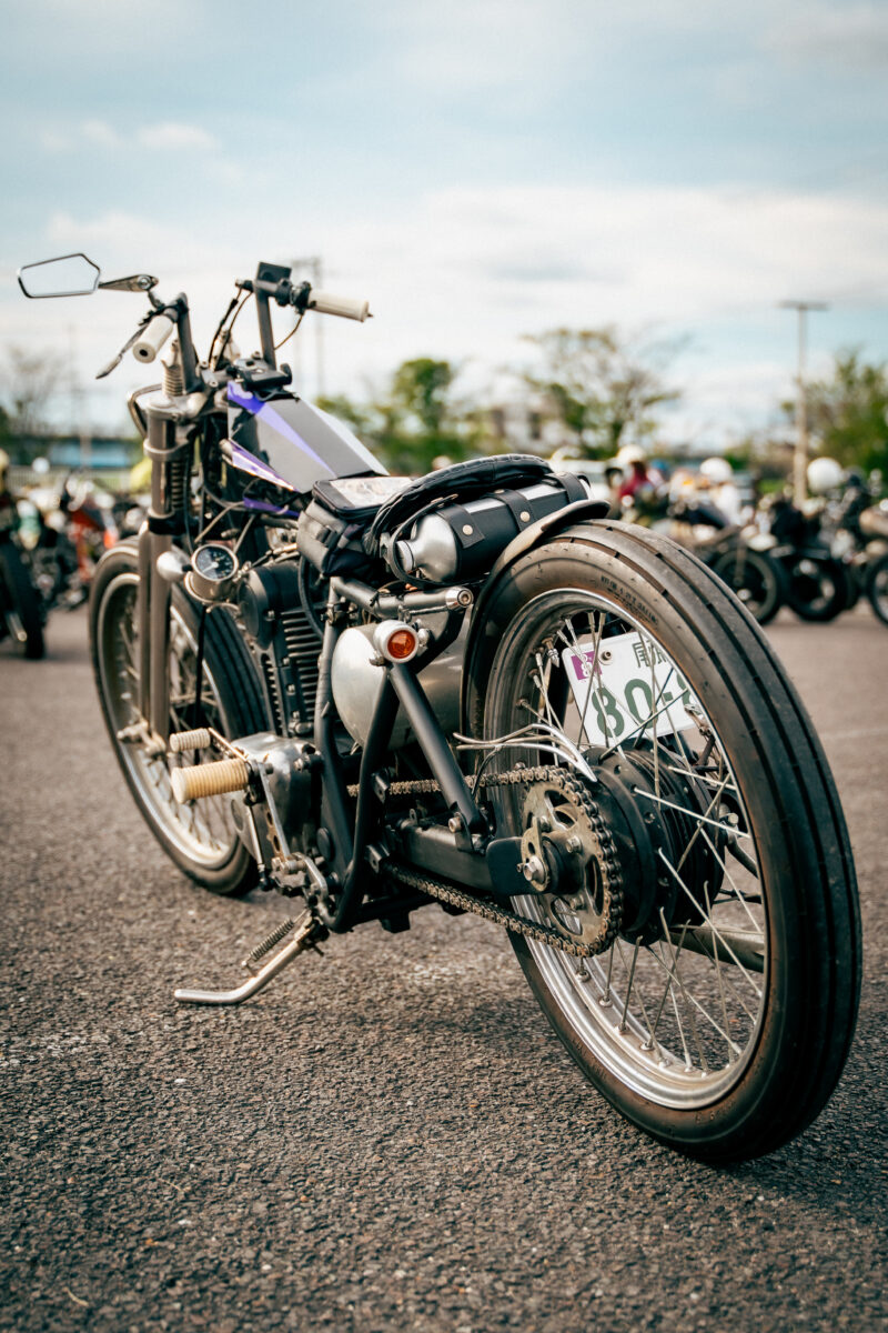 ロー&ロングスタイルが引き立つ250TR