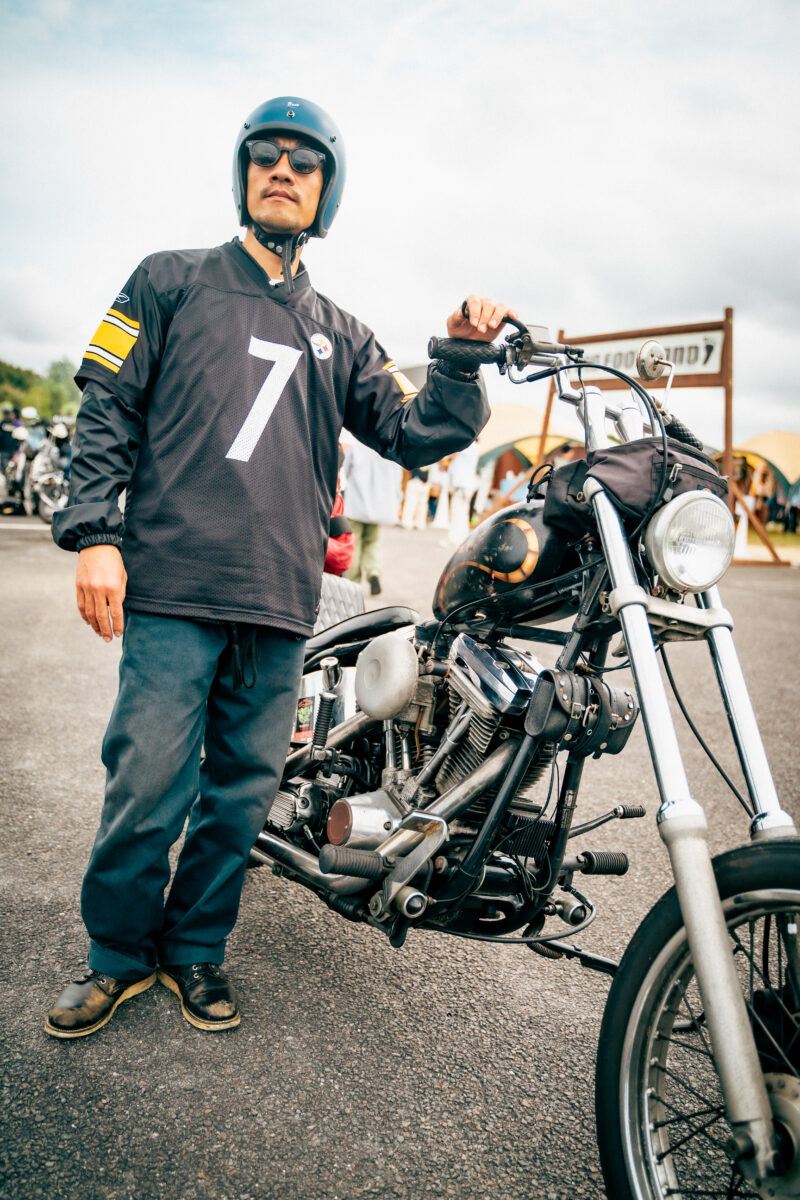 ストリートスタイルでチョッパーを駆る