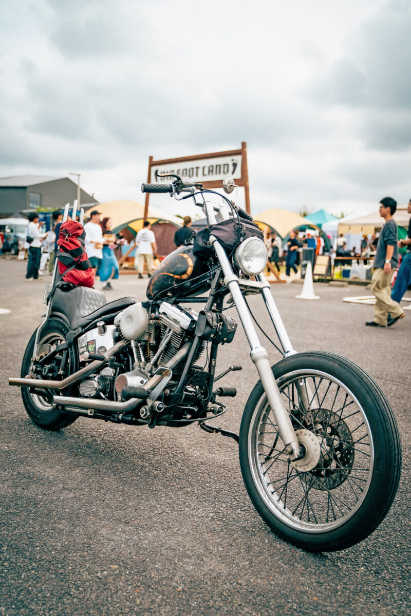 ストリートスタイルでチョッパーを駆る