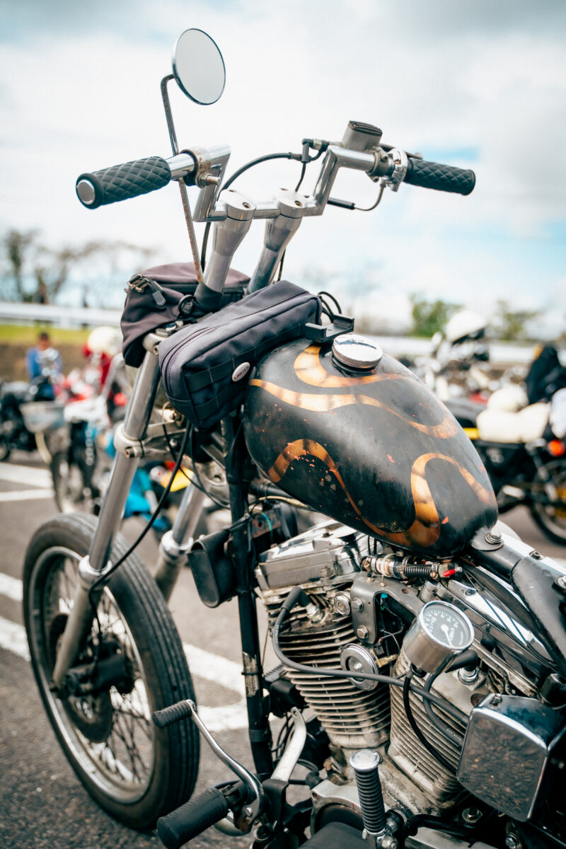 ストリートスタイルでチョッパーを駆る