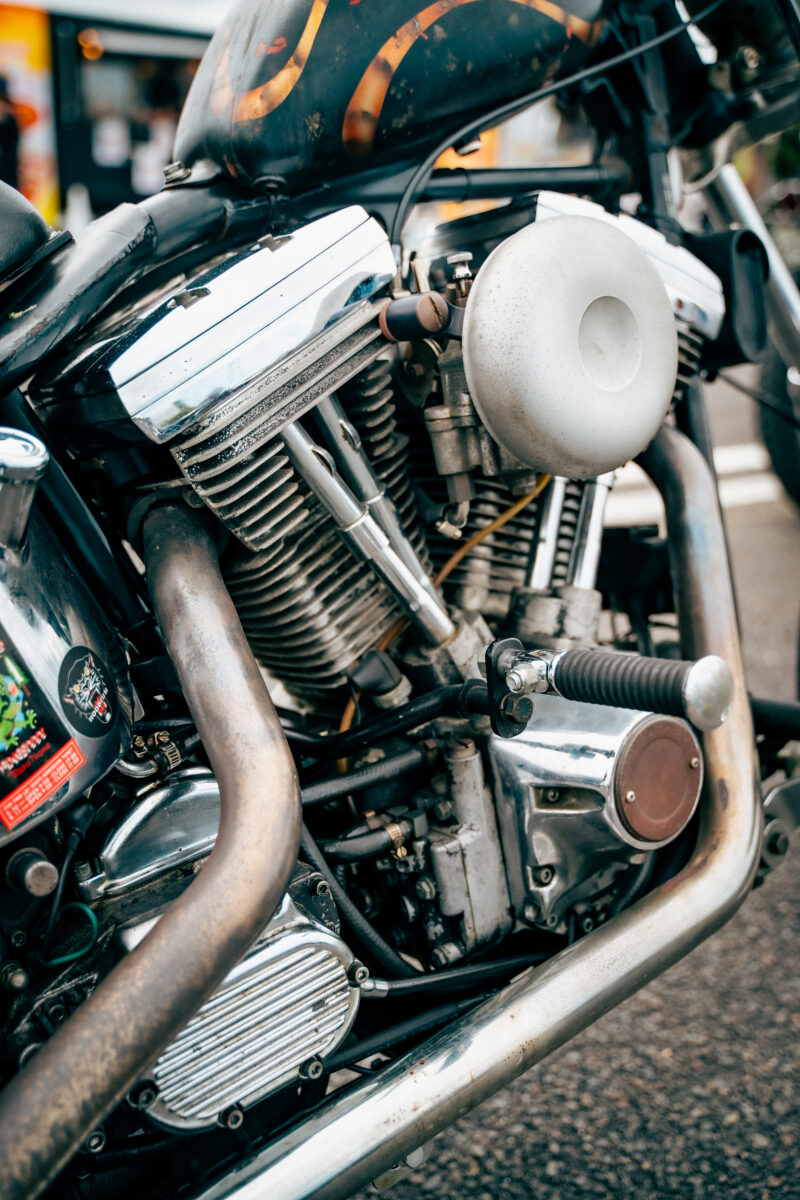 ストリートスタイルでチョッパーを駆る