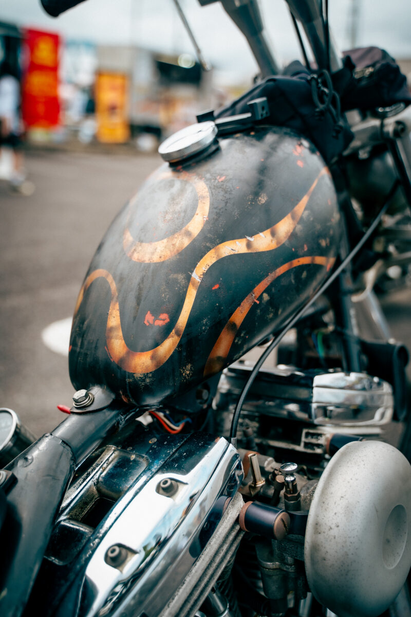 ストリートスタイルでチョッパーを駆る