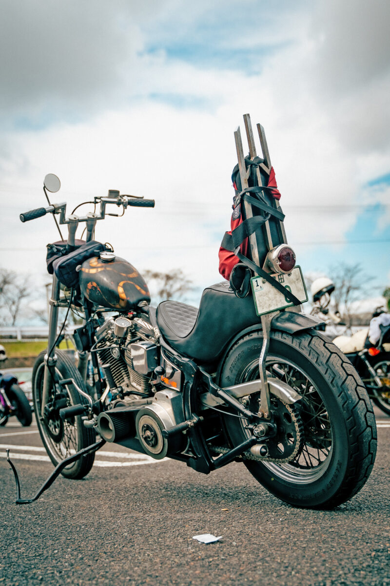 ストリートスタイルでチョッパーを駆る